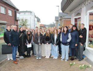 Schülerinnen und Schüler der Gesamtschule Brakel bei der Stolperstein-Verlegung Bahnhofstr. 6, Brakel.