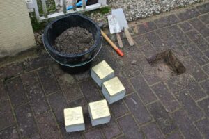 Stolpersteine vor der Verlegung in Brakel, Gänseanger 5