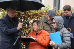 Tief bewegt und dankbar, dass an ihre Angehörigen erinnert wird: Susan Oberfeld (am Mikrofon) und Schwester Judy Gartner (rechts daneben)