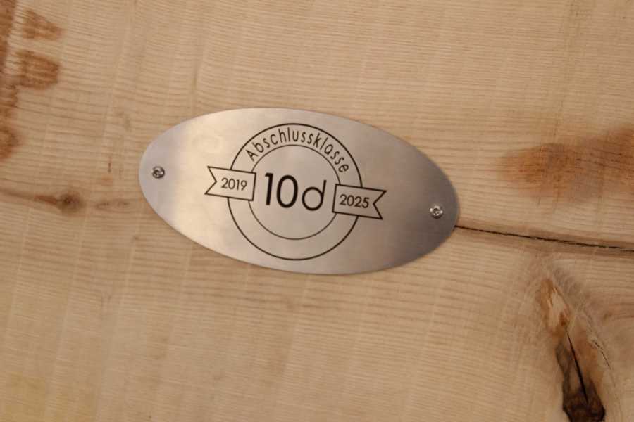 Holzbank mit Plakette